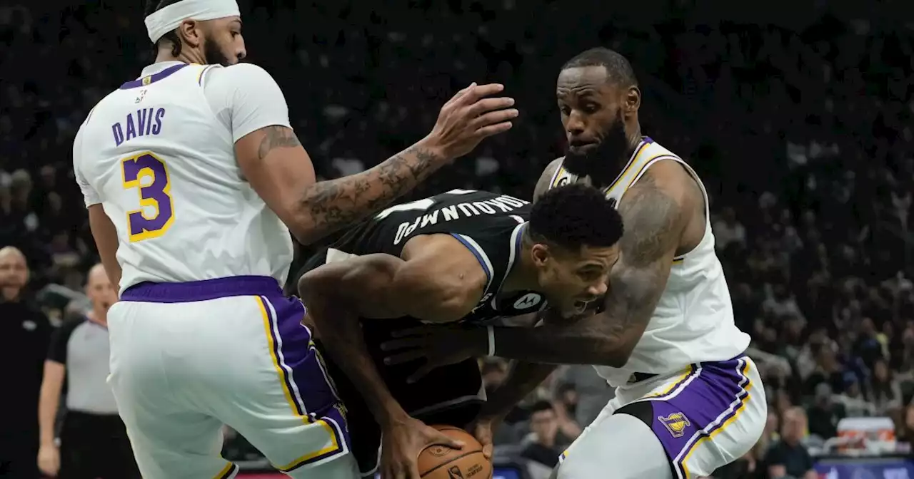 Anthony Davis' monster game leads Lakers to win over Bucks