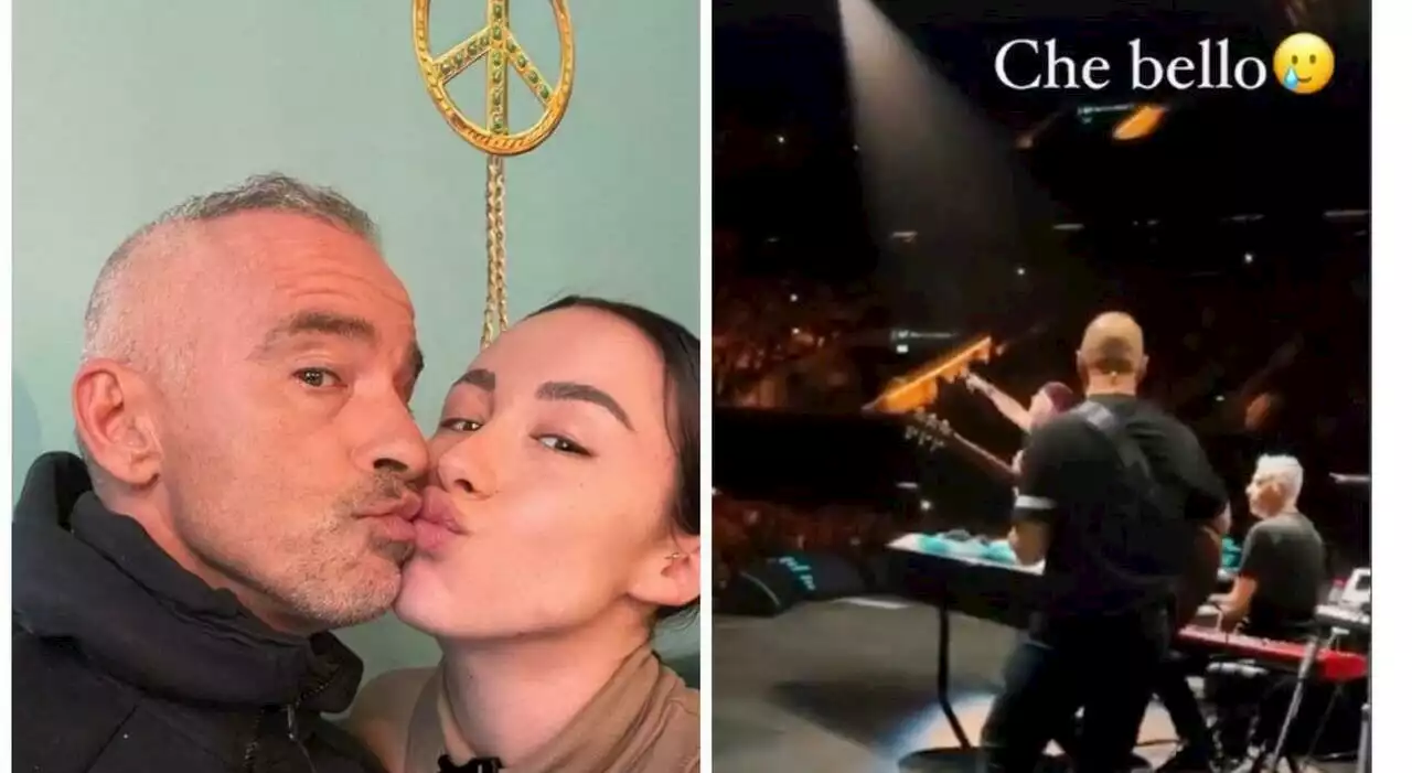 Aurora Ramazzotti commossa per la dedica di papà Eros in concerto: «Che bello»