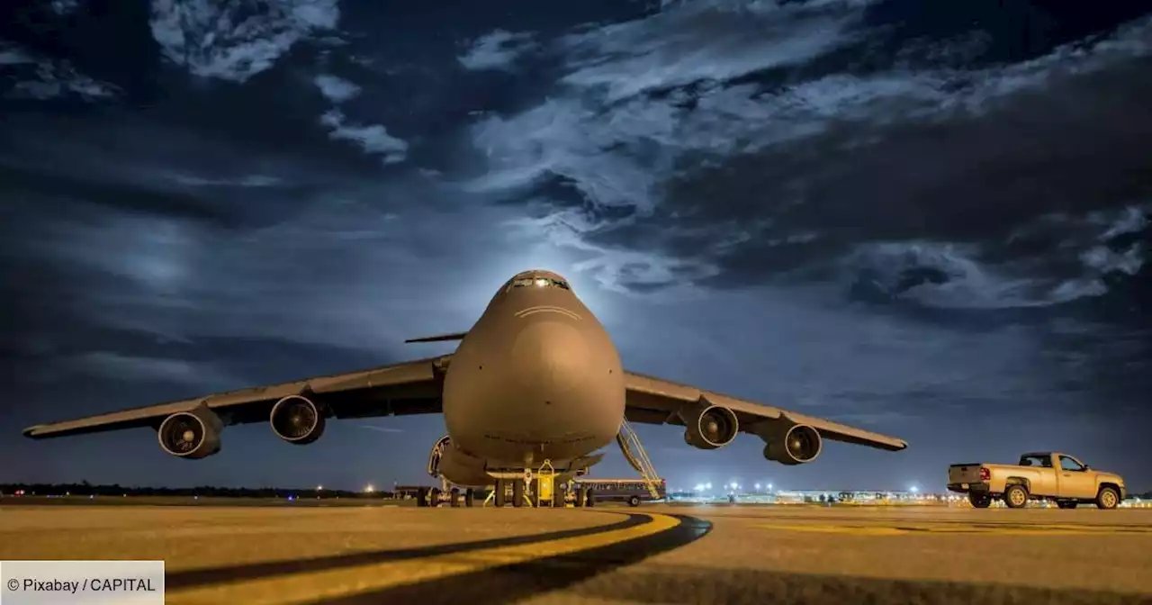 Un Français gare un avion de chasse devant sa porte