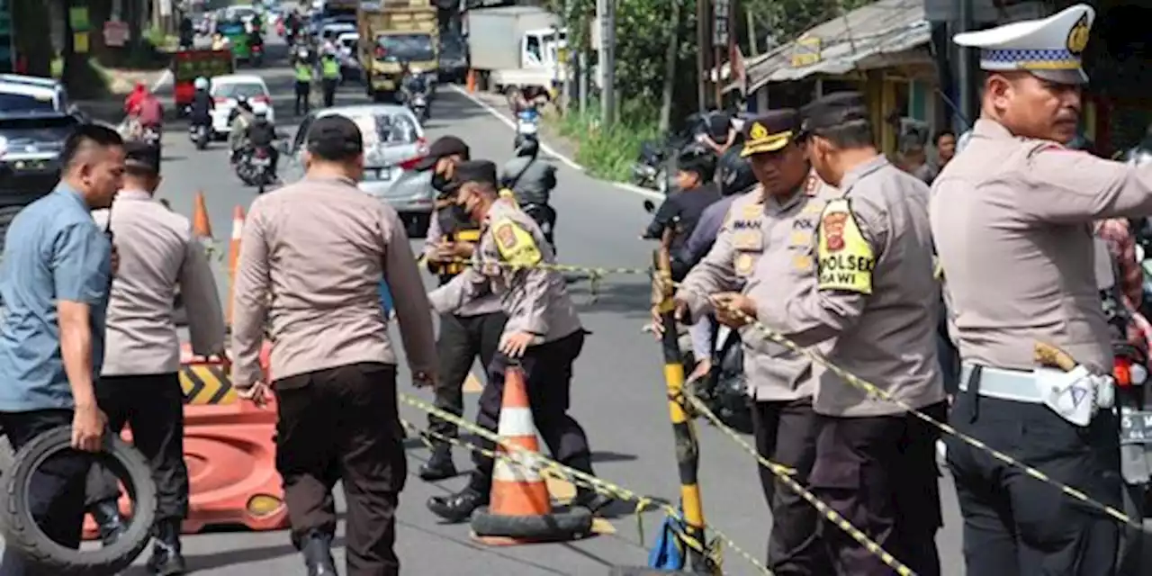 Polisi Terapkan Rekayasa Lalu Lintas Imbas Jalan Raya Bogor-Sukabumi Ambles | merdeka.com