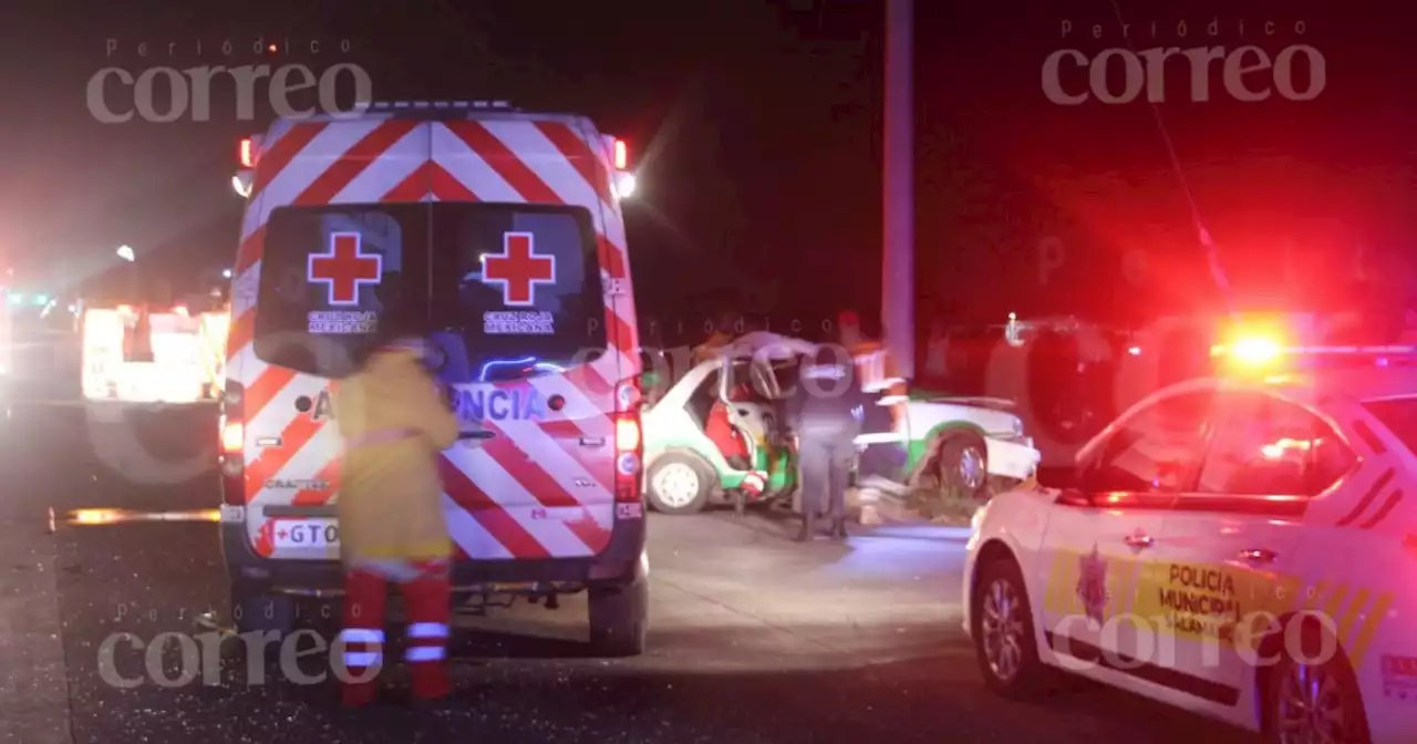 Mujer fallece en choque entre un auto y un taxi en Salamanca; hay tres heridos