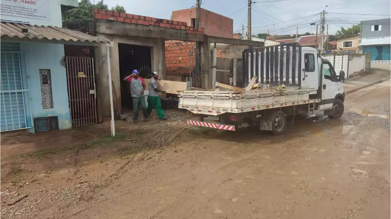 Limpeza de vias e córrego é feita no Jardim Itapemirim em Sorocaba