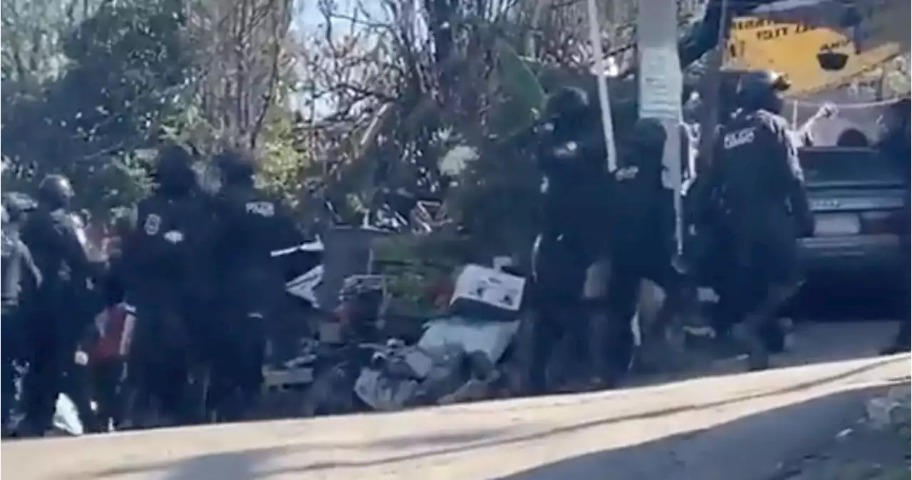 VIDEOS: Policías y vecinos de Xochimilco se enfrentan tras protesta; CdMx investiga