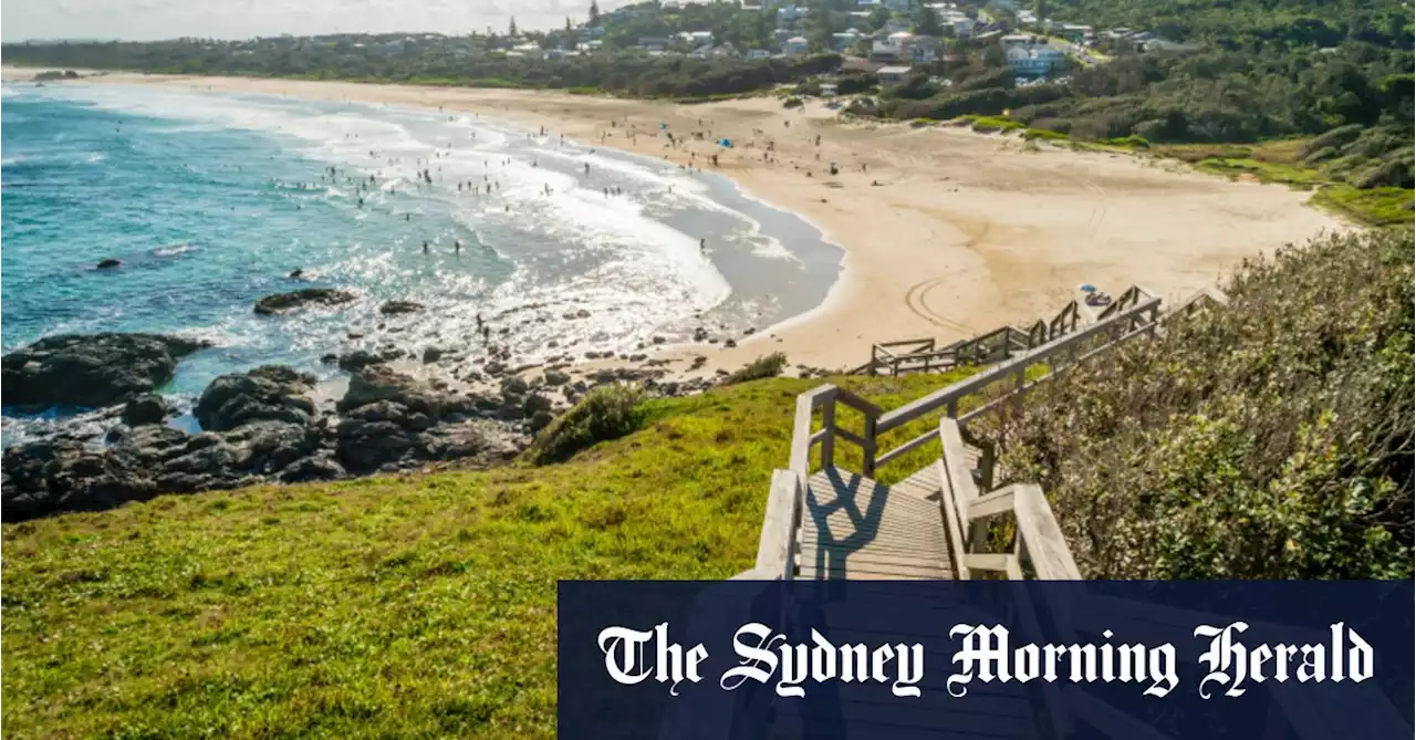 Unexploded bomb causes Mid North Coast beach to evacuate