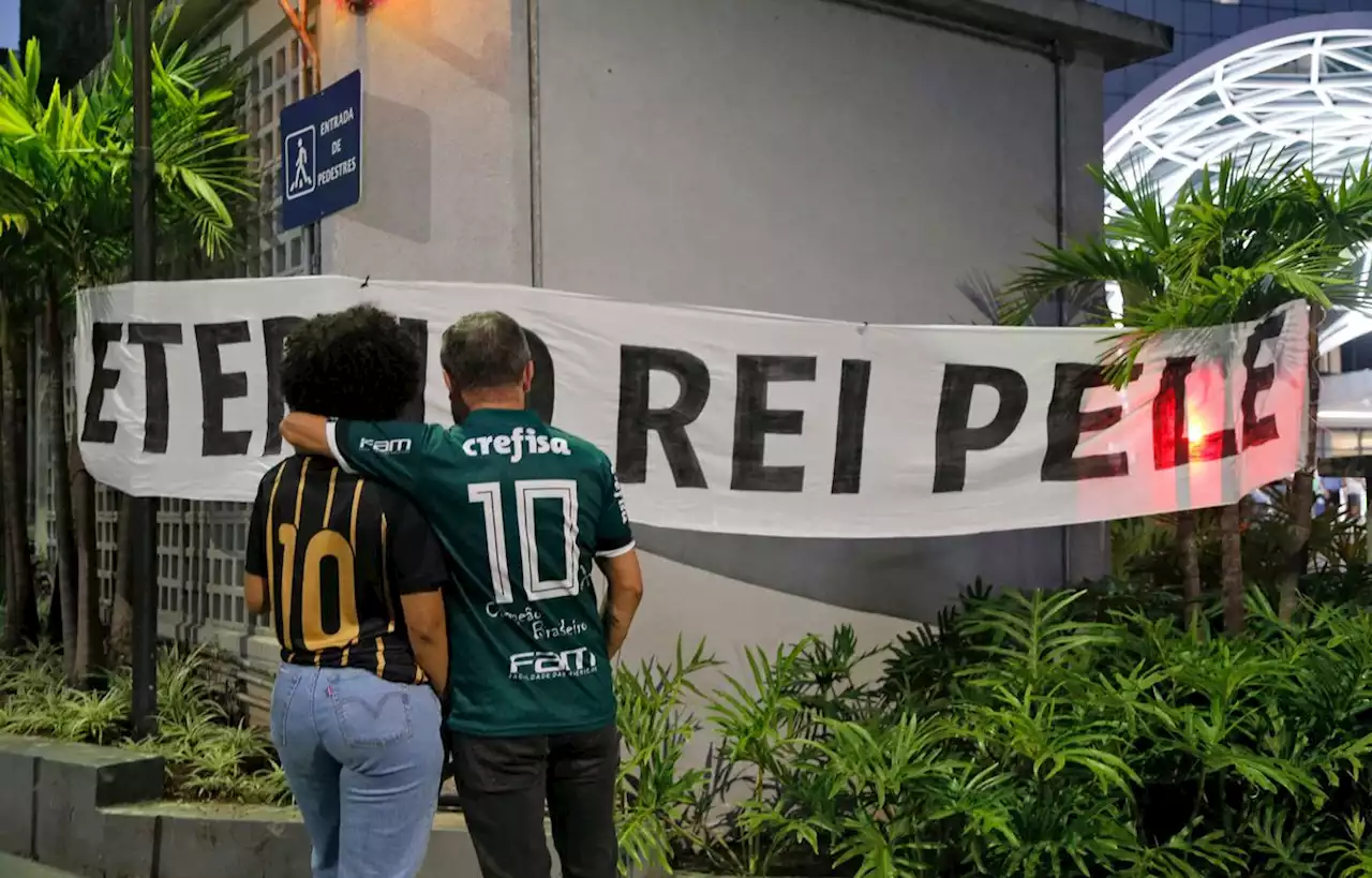 Les fans de Pelé pleurent leur Roi devant son ultime demeure