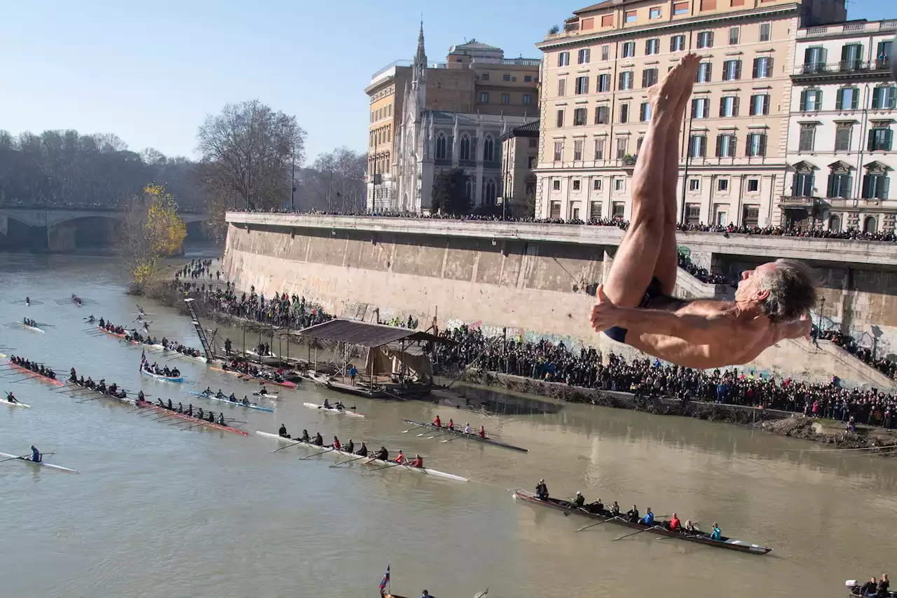 Capodanno Roma 2023, 'Mister Ok' 70 anni e 35mo tuffo nel Tevere