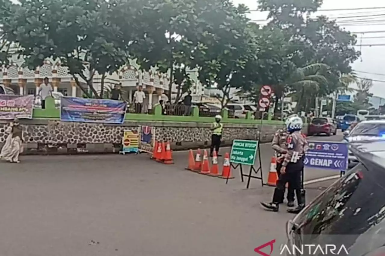 Jalur Puncak-Cianjur tutup sementara karena pekerjaan di titik longsor