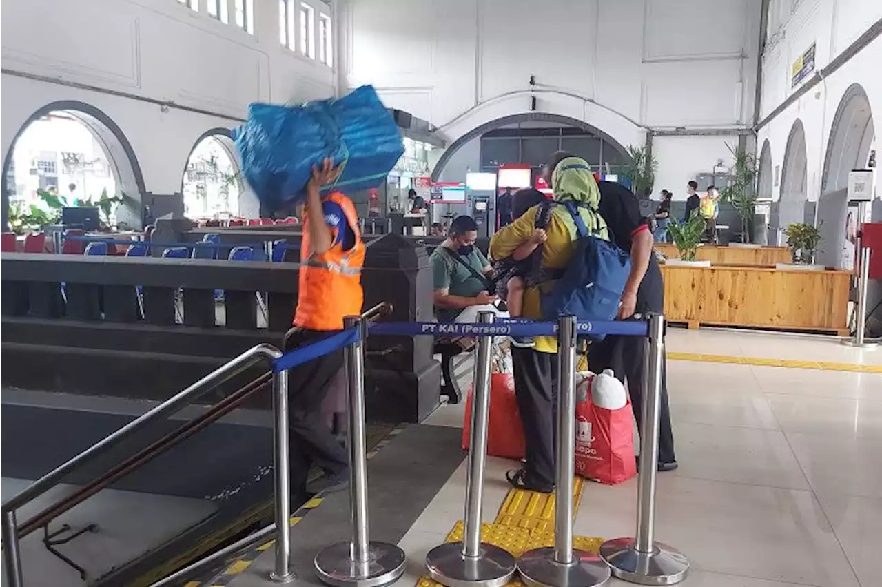 Jasa porter gratis untuk penumpang tersedia di Stasiun Senen