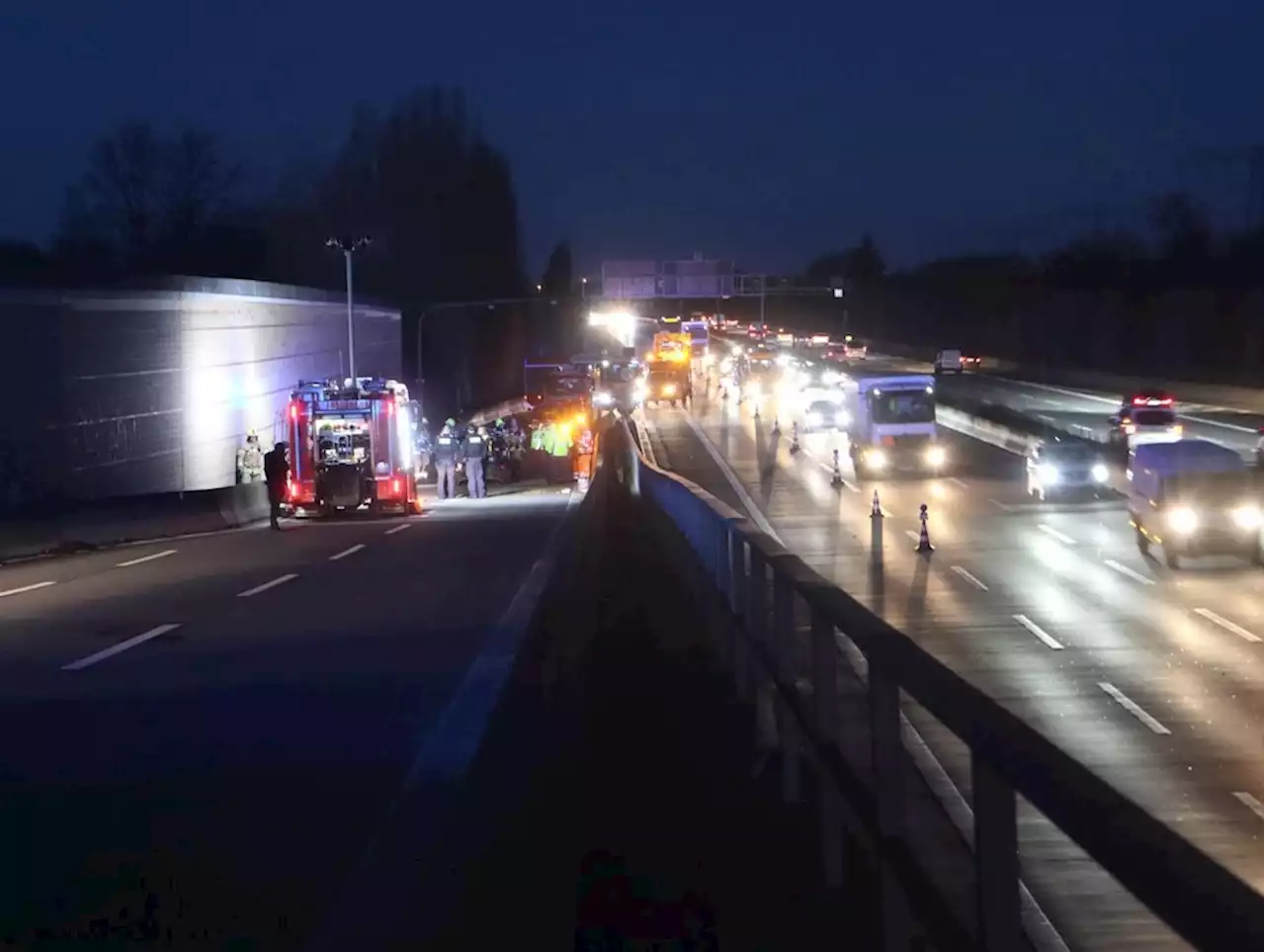 Stau auf der A113: SUV überschlägt sich mehrmals auf Höhe der Stubenrauchstraße