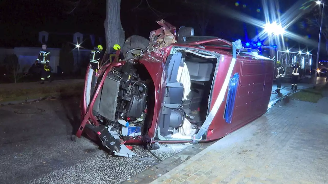 Rollstuhlfahrer nach Baumcrash in Motzen in Auto eingeklemmt