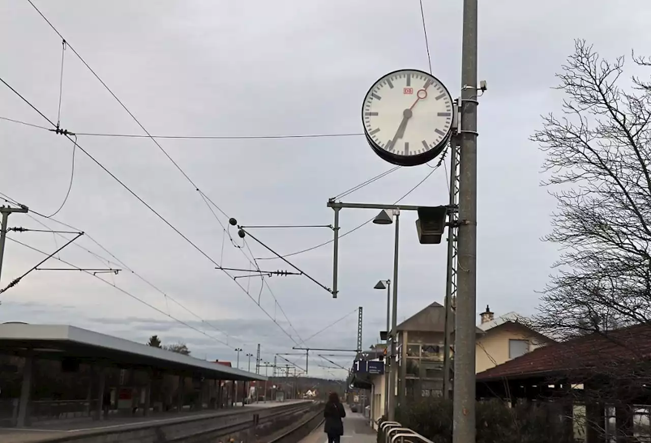 Stundenlang ohne Strom: Blackout für Fahrgäste am Moosburger Bahnhof - idowa