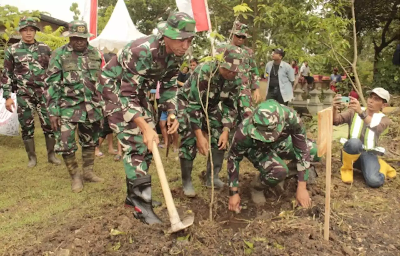 Danrem Tanam 10.000 Bibit Pohon di Lapangan Sekolah Alam Bengawan Solo