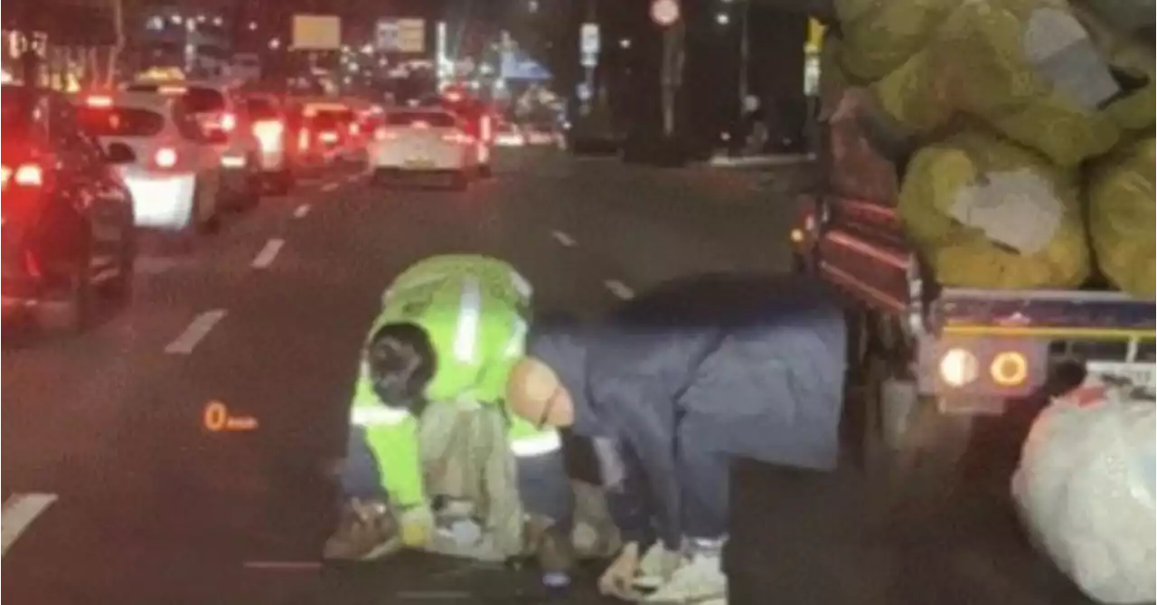 쓰레기 도로 쏟아지자 '차 세워'…미화원 도운 남성, 홍석천이었다 | 중앙일보