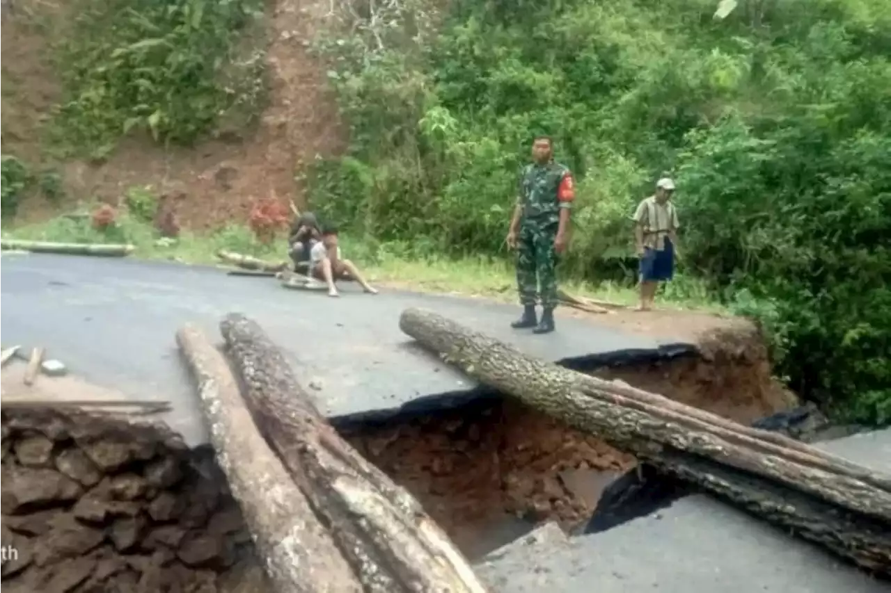 Jembatan Penghubung Trenggalek dengan Ponorogo Ambrol, Kondisinya Berbahaya