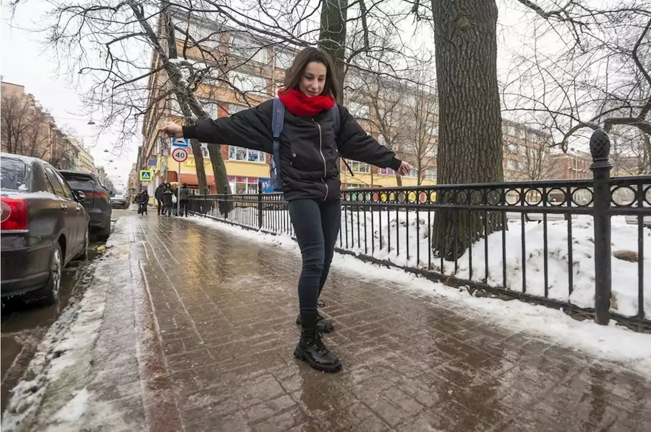 «Желтый» уровень опасности из-за гололедицы продлили в Москве до вечера 2 января