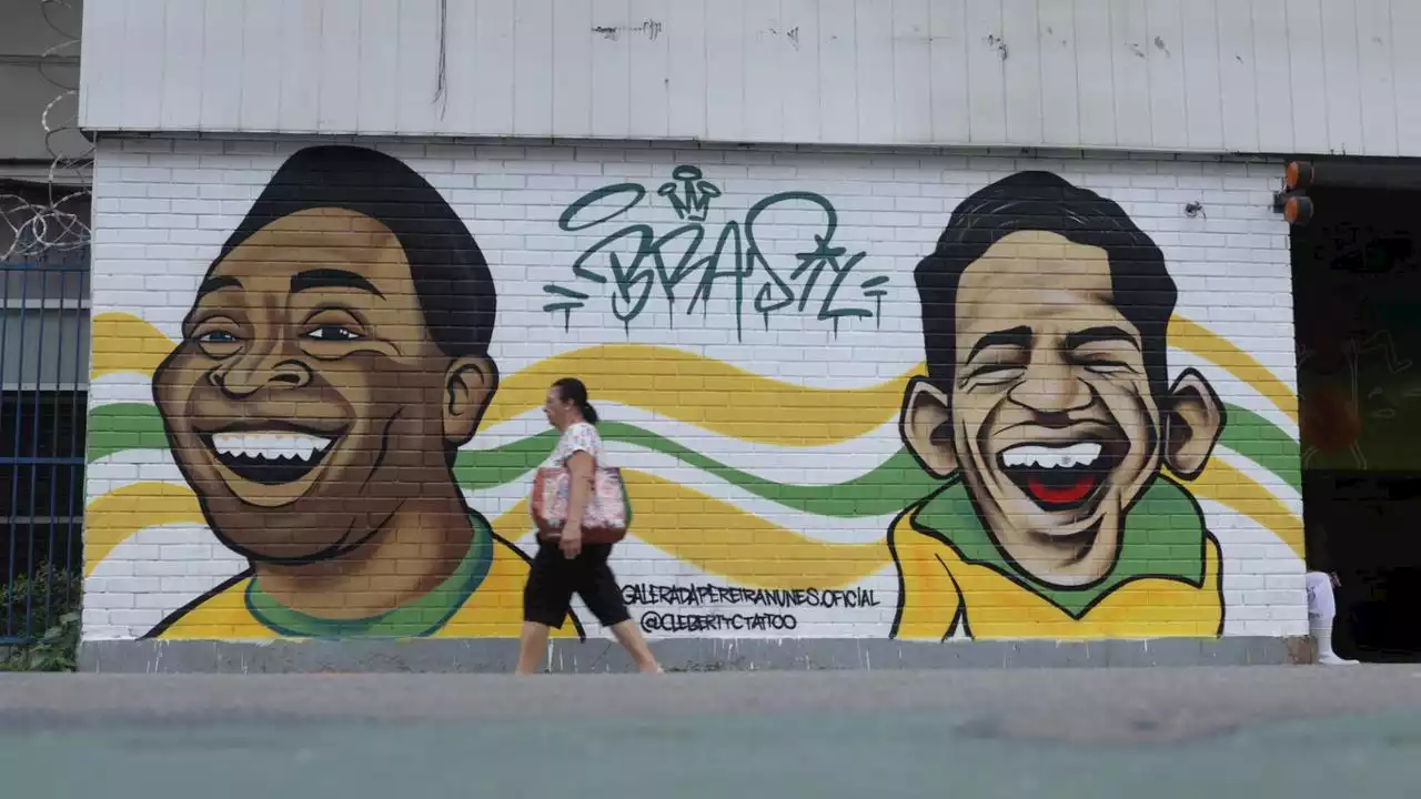 Brasile, le lacrime di un popolo l’ultimo saluto a Pelè nello stadio del Santos