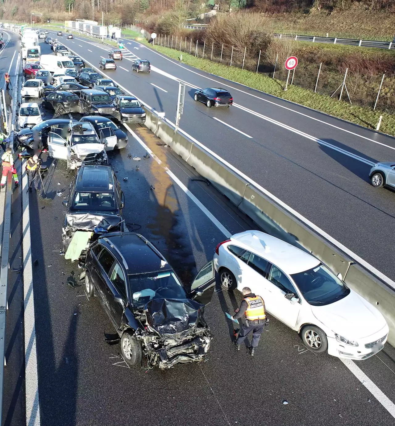 A2 nach Massenkarambolage mit über 20 Fahrzeugen wieder offen