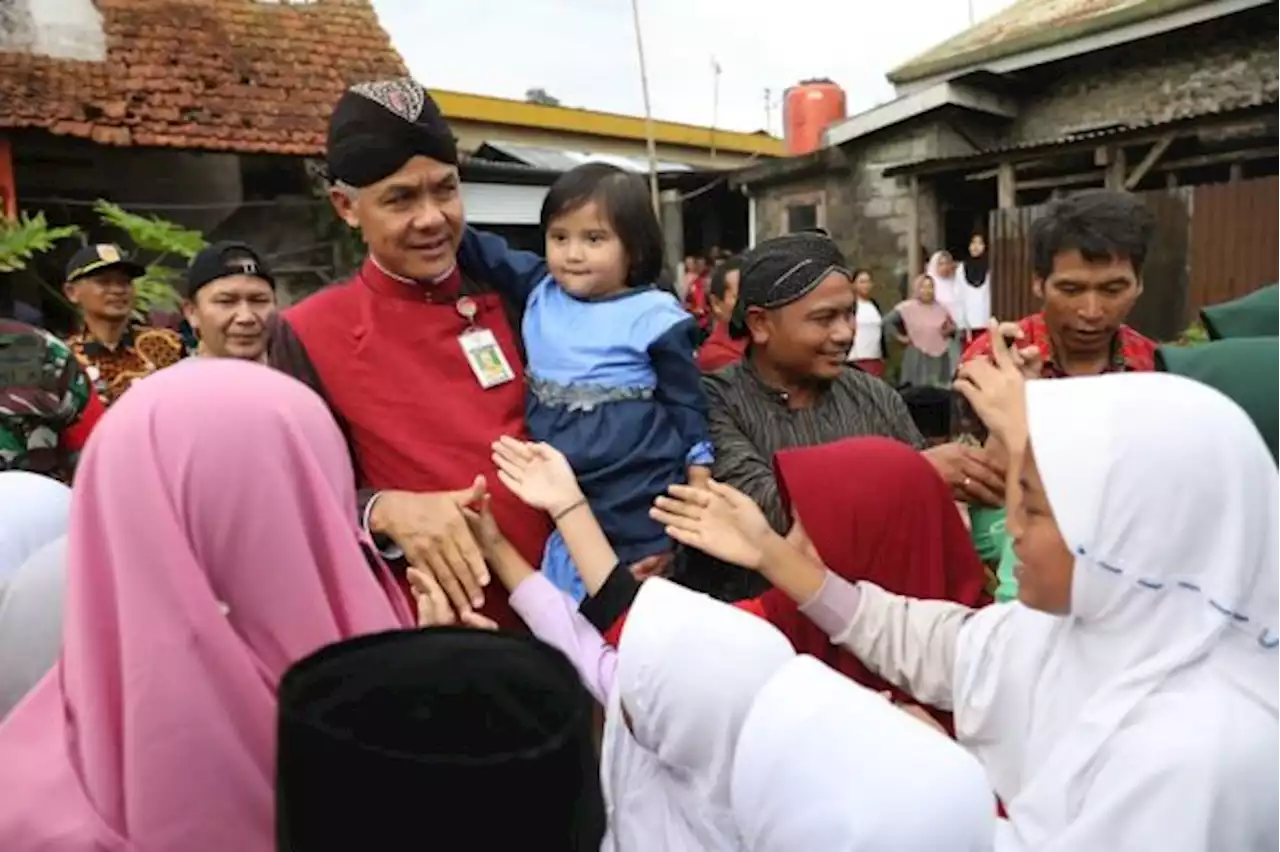 Kado HUT 50 PDIP, Ganjar Rehab 50 Rumah Kader Partai