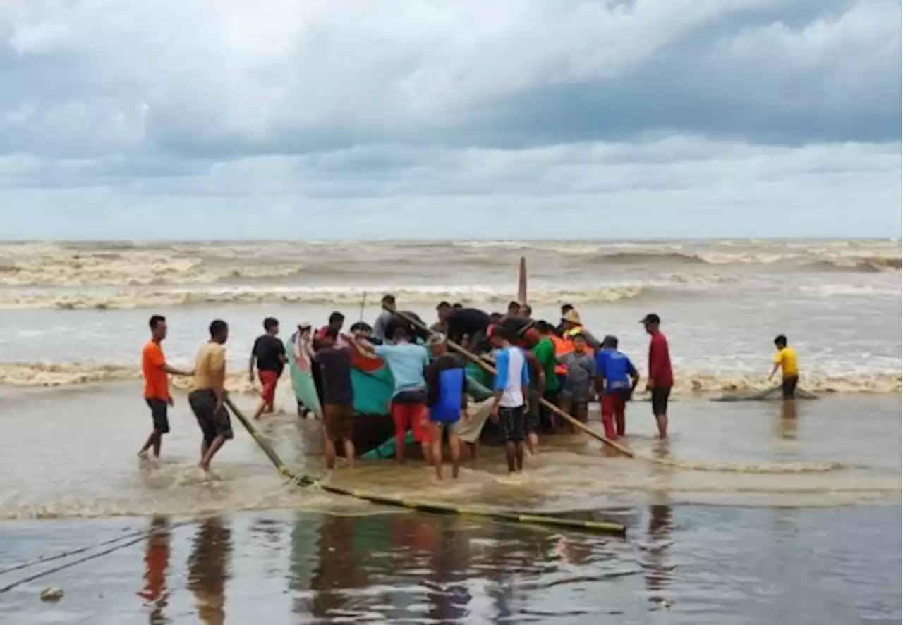 Perahu Kandas Dihantam Ombak, Nelayan Terlempar ke Laut