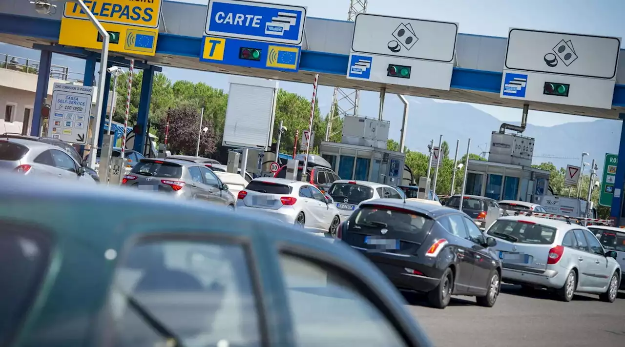 Dalla benzina alle autostrade: il 2023 inizia con i rincari