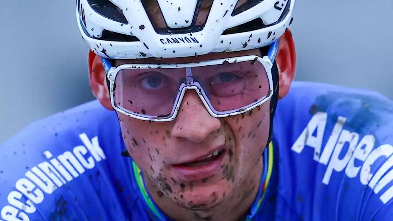 Van der Poel wint modderworstelen Grote Drie, maar Van Aert sprint naar winst