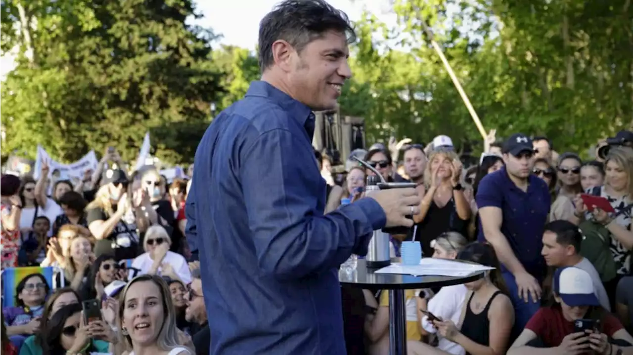 Kicillof tomó mate en una plaza platense y le tiró con el termo a la Corte