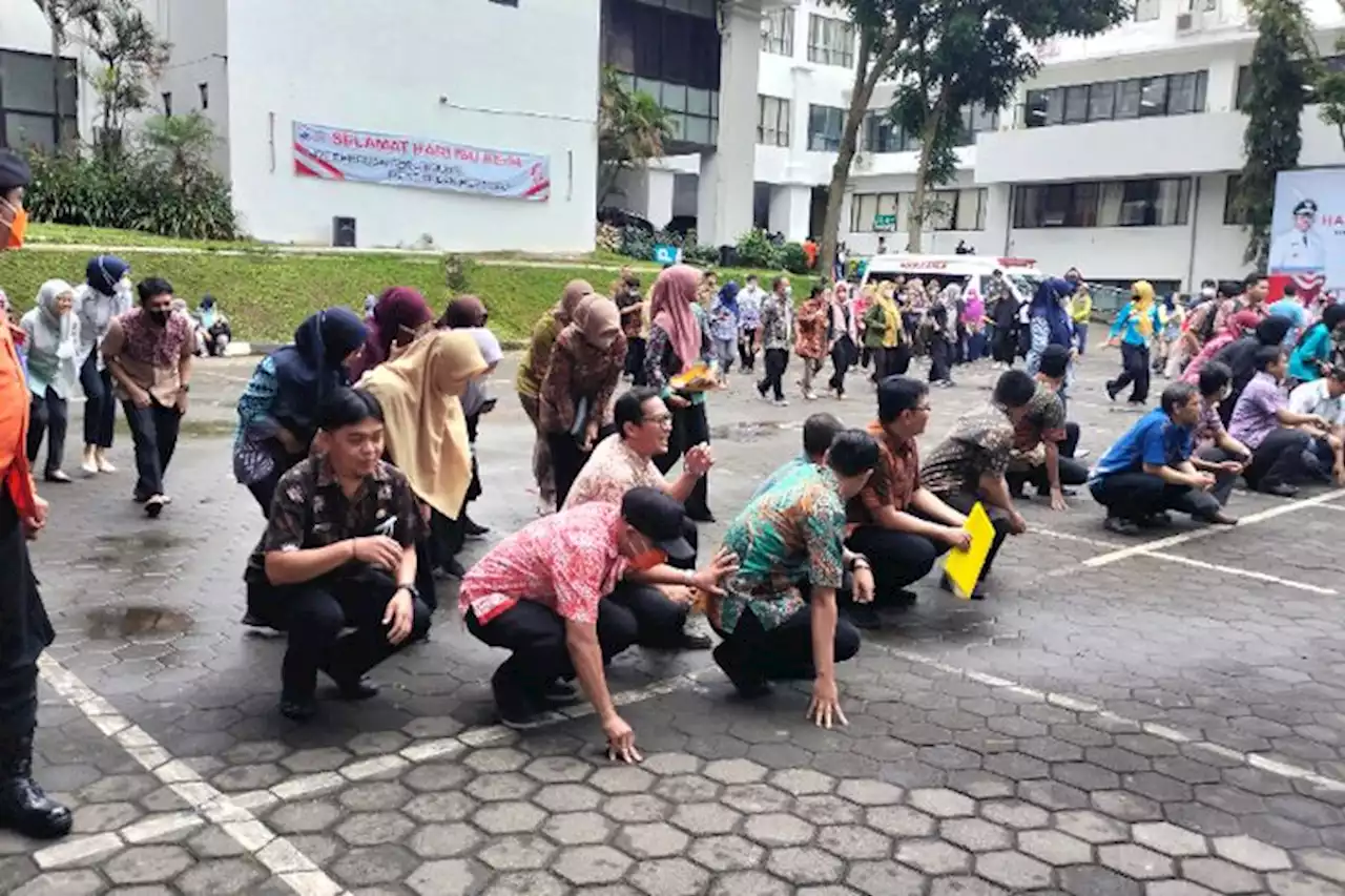 Simulasi Gempa Bumi di Kompleks Pemkot Cimahi, Ribuan PNS Belajar Evakuasi Mandiri - Pikiran-Rakyat.com