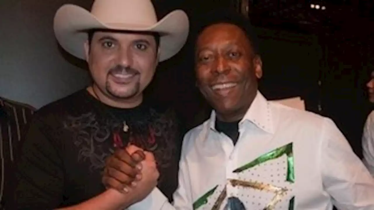 Convidado em show sertanejo, Pelé, há 12 anos, fez última tentativa de emplacar na música