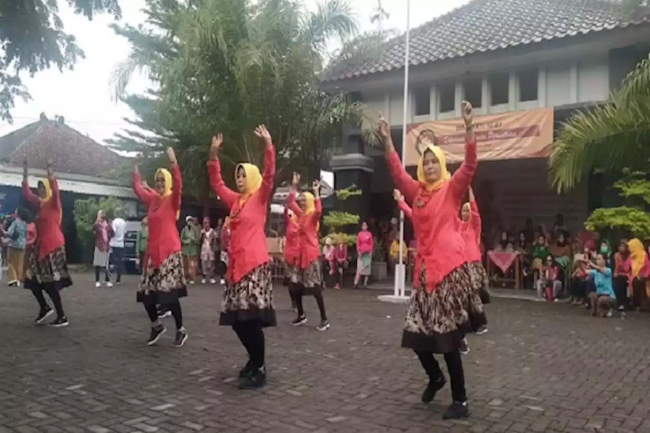 Puluhan Ibu-Ibu di Colomadu Lomba Dansa, Gawanan Tampil sebagai Juara