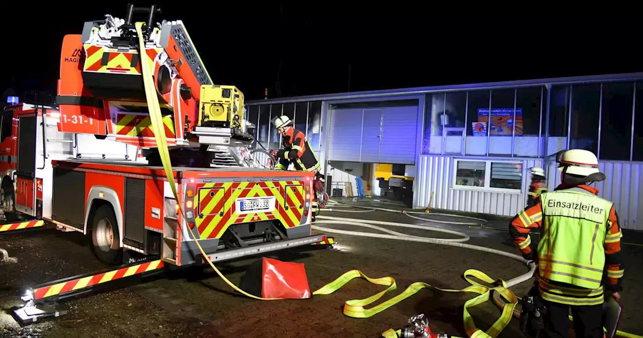 Alarm in Saarbrücken-Bischmisheim: Schwelbrand in Lagerhalle löst Feuerwehr-Einsatz aus