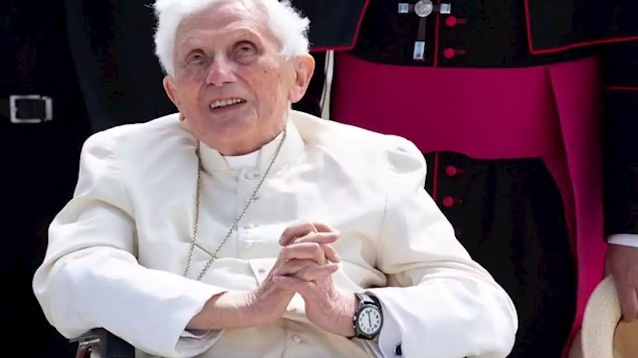 El Vaticano informó que Benedicto XVI continúa estable y pudo seguir una misa desde su habitación