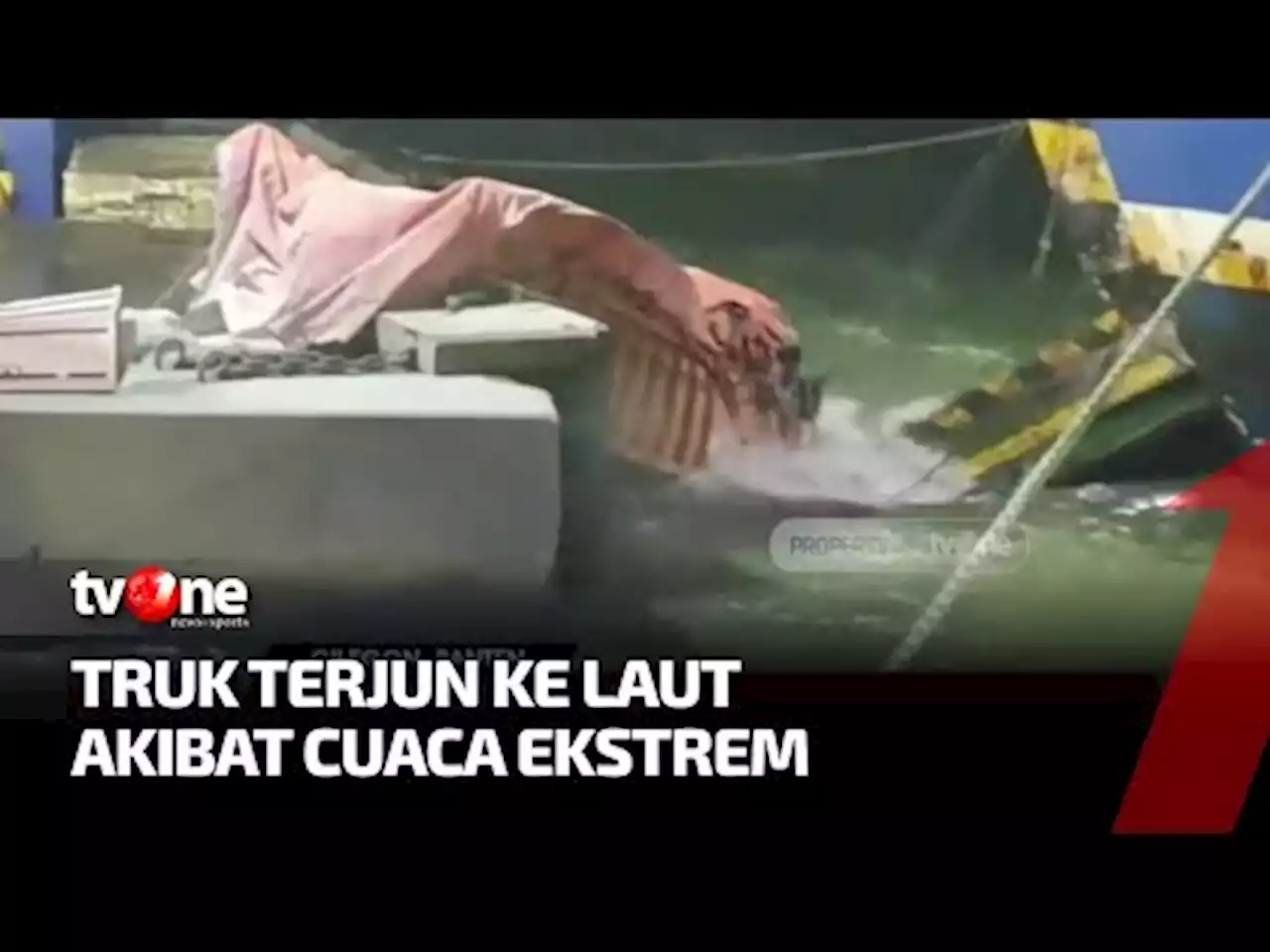 Detik-detik Truk Terjun Ke Laut Saat Akan Masuk ke Dalam Kapal - tvOne