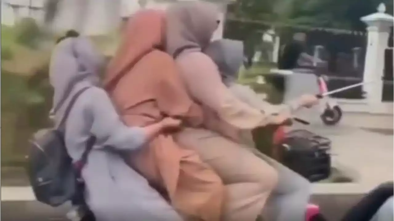 Viral! Mama Muda Naik Motor Boncengan Ramai-ramai