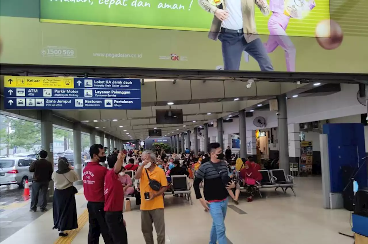 Keberangkatan penumpang dari Stasiun Pasar Senen dekati normal