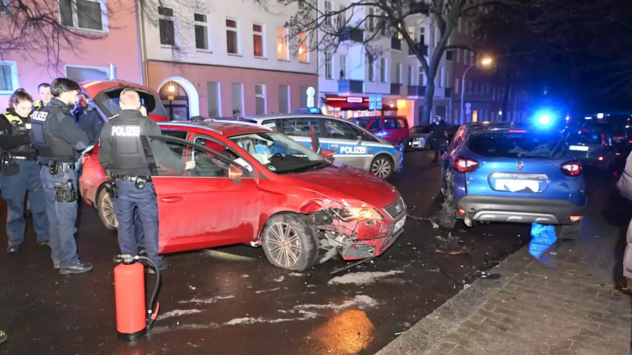 Polizei-Verfolgungsjagd! Drogentaxi-Fahrer kracht in Auto