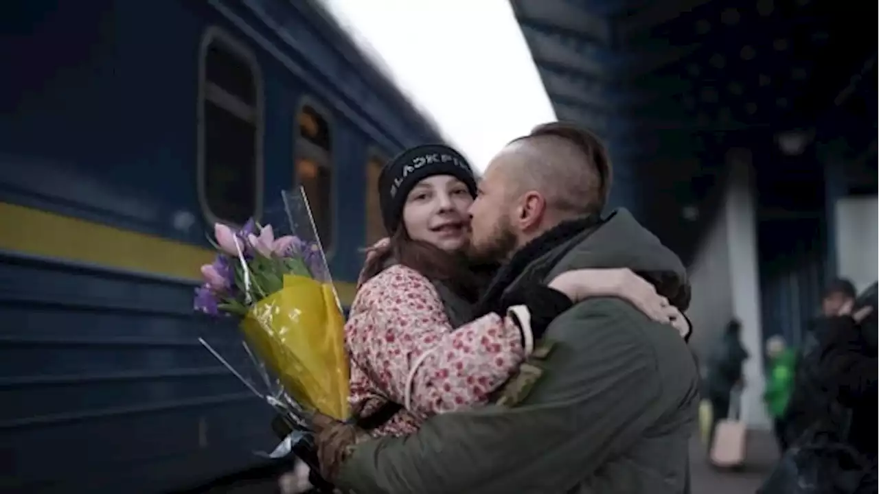 Some Ukrainians return home for New Year's despite intensified Russian shelling | CBC News