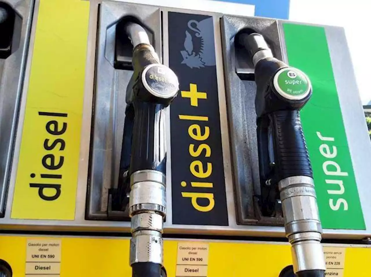 Il diesel servito sopra i 2 euro: perché conviene fare il pieno oggi (entro mezzanotte)