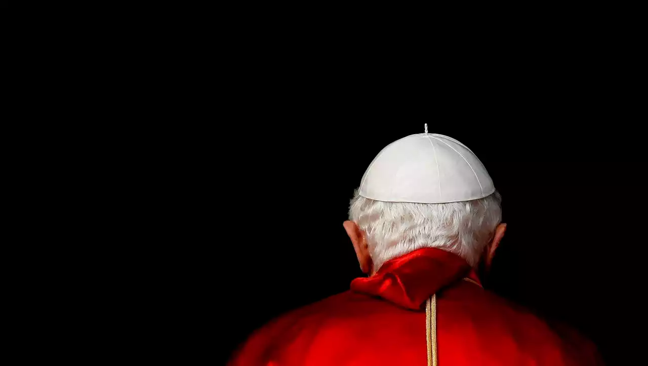 (S+) Nachruf auf Benedikt XVI: »Das dunkle Tor des Todes«