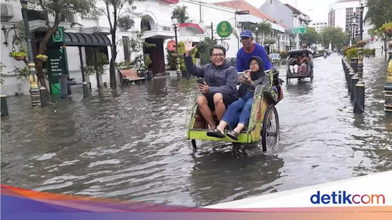 Kota Lama Semarang Banjir, Air Masih Sebetis hingga Sore Ini