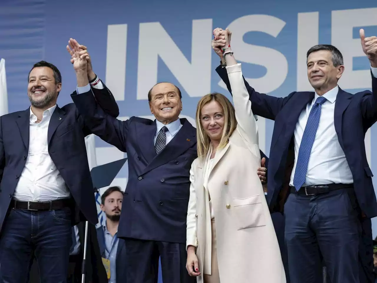 Il centrodestra sfiora il 47%, la sinistra precipita: cosa dice il sondaggio di fine anno