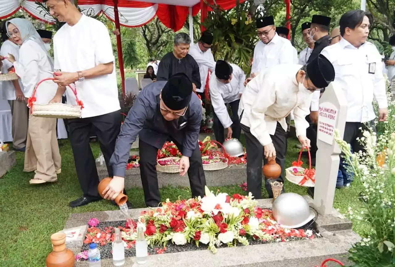 Berziarah ke Makam Fatmawati, Basarah PDIP: Wajar Sebagai Bangsa Memuliakan Pemimpin Perempuan