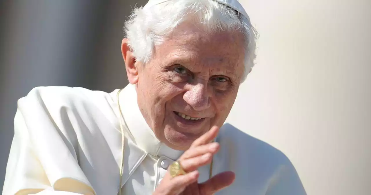 Le pape François rend un hommage ému au 'gentil' Benoît XVI, mort à 95 ans