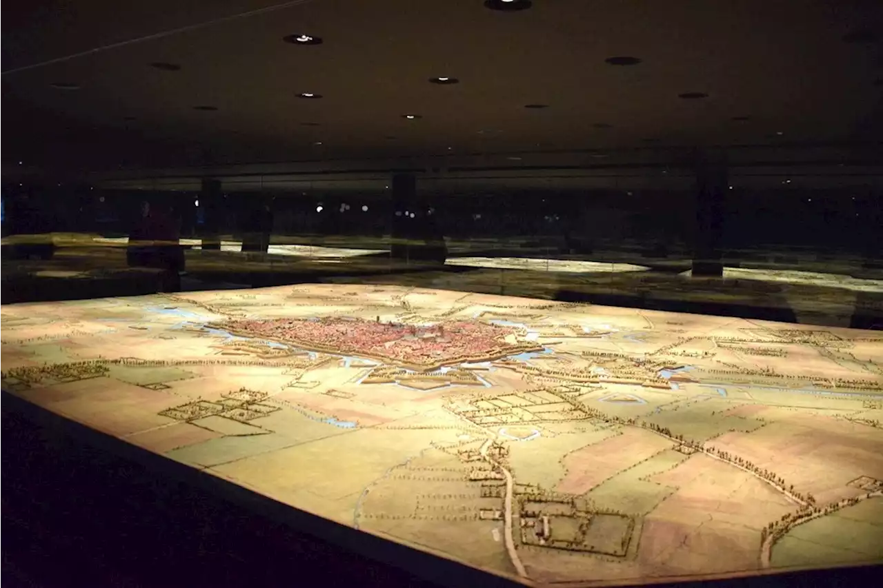 Une visite des plans-reliefs... avec les vitrines ouvertes au Palais des Beaux-arts de Lille