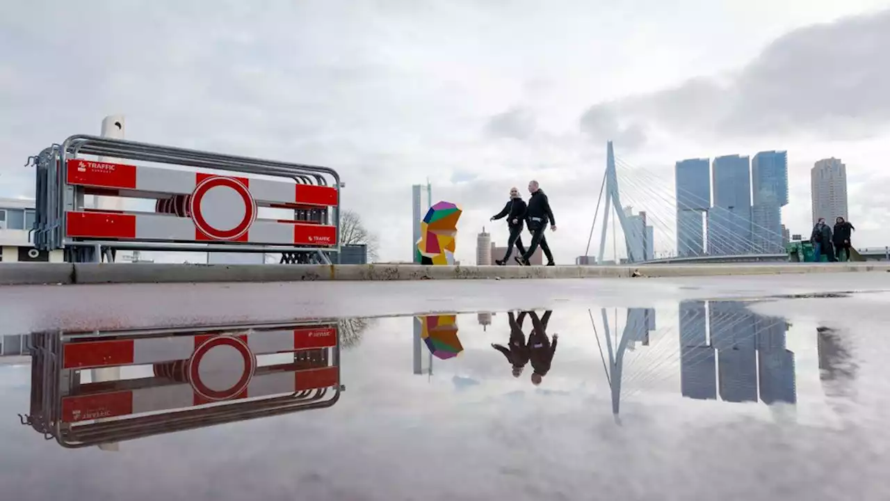 Vuurwerkshow Erasmusbrug Rotterdam afgelast • Japan en Zuid-Korea luiden 2023 in