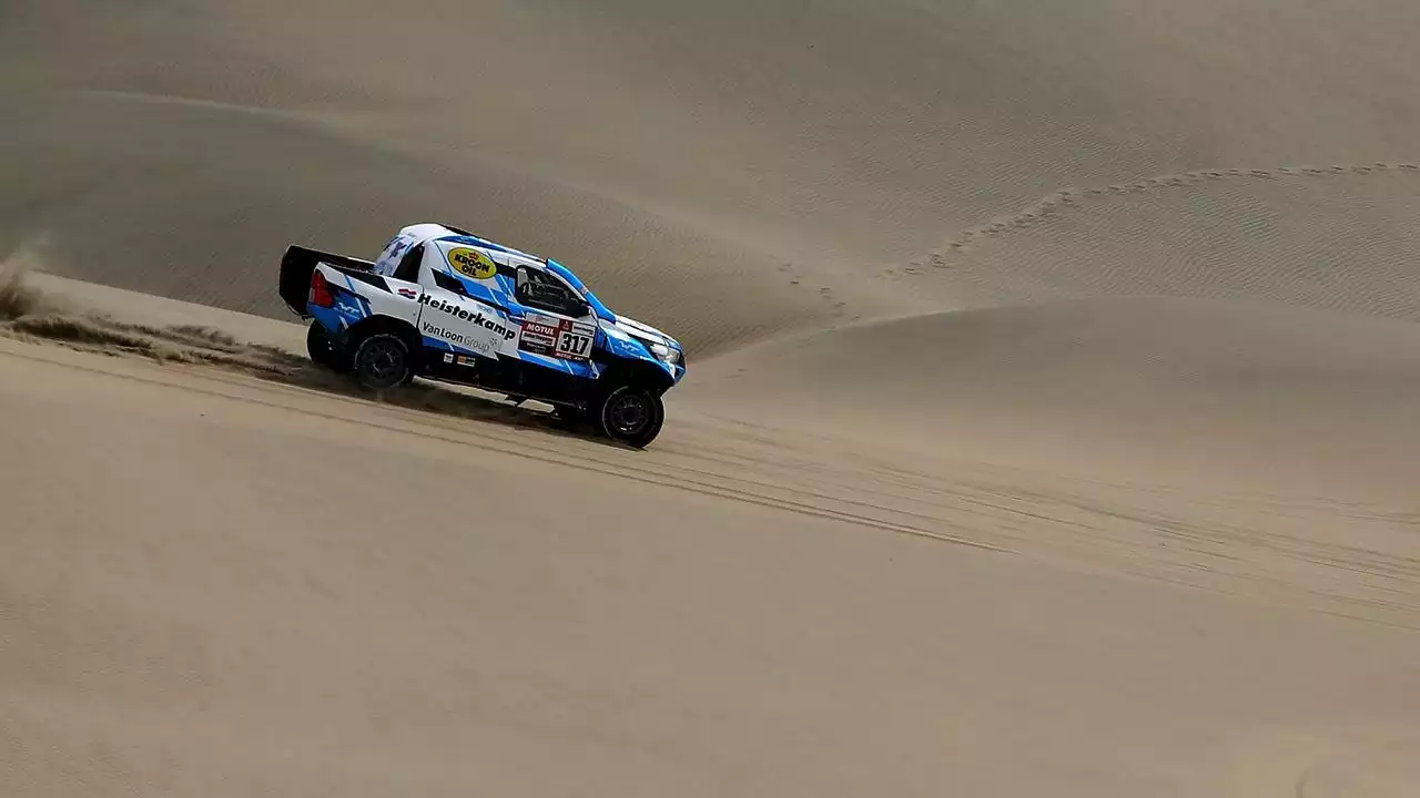 Erik van Loon slaat over de kop in proloog Dakar Rally en verliest veel tijd