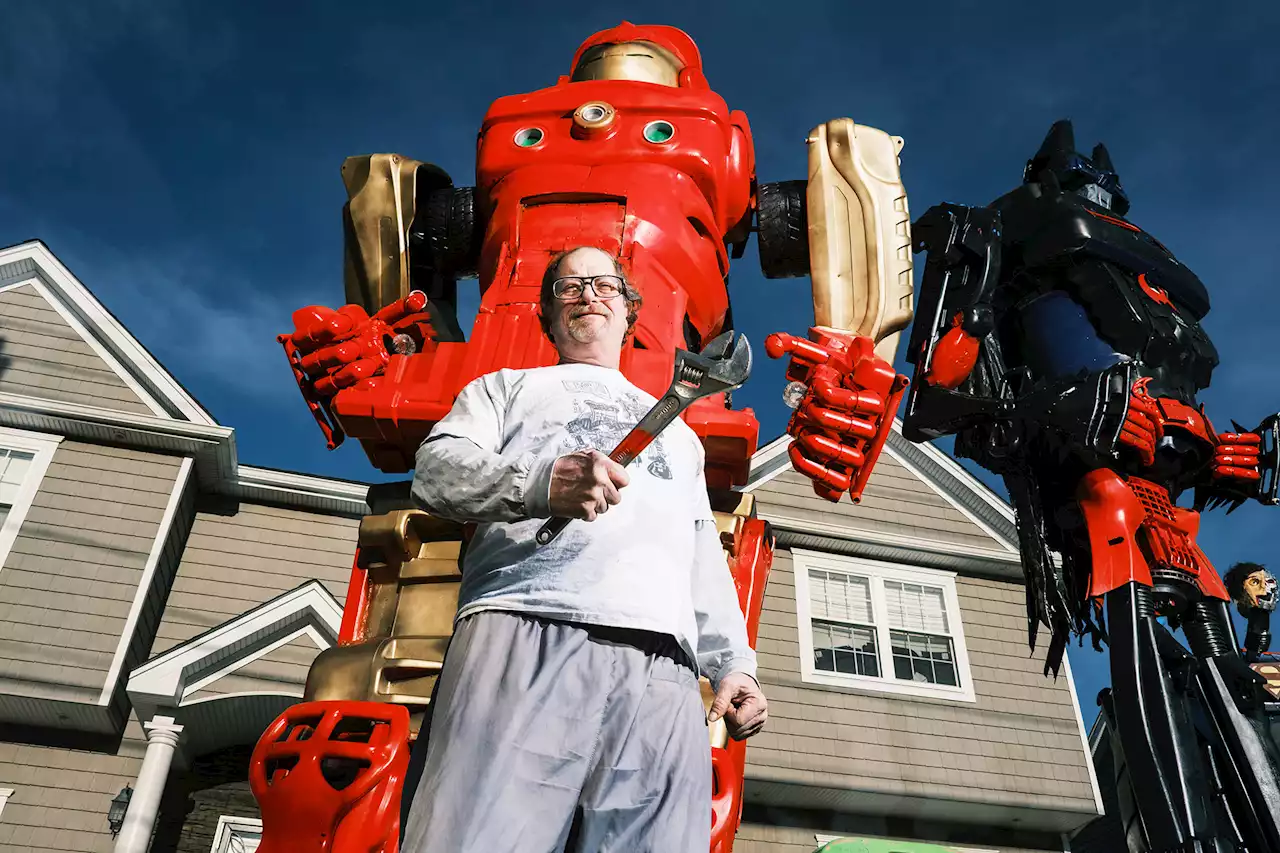 Man stuns wife and neighbors with 18-foot-tall robots on front lawn