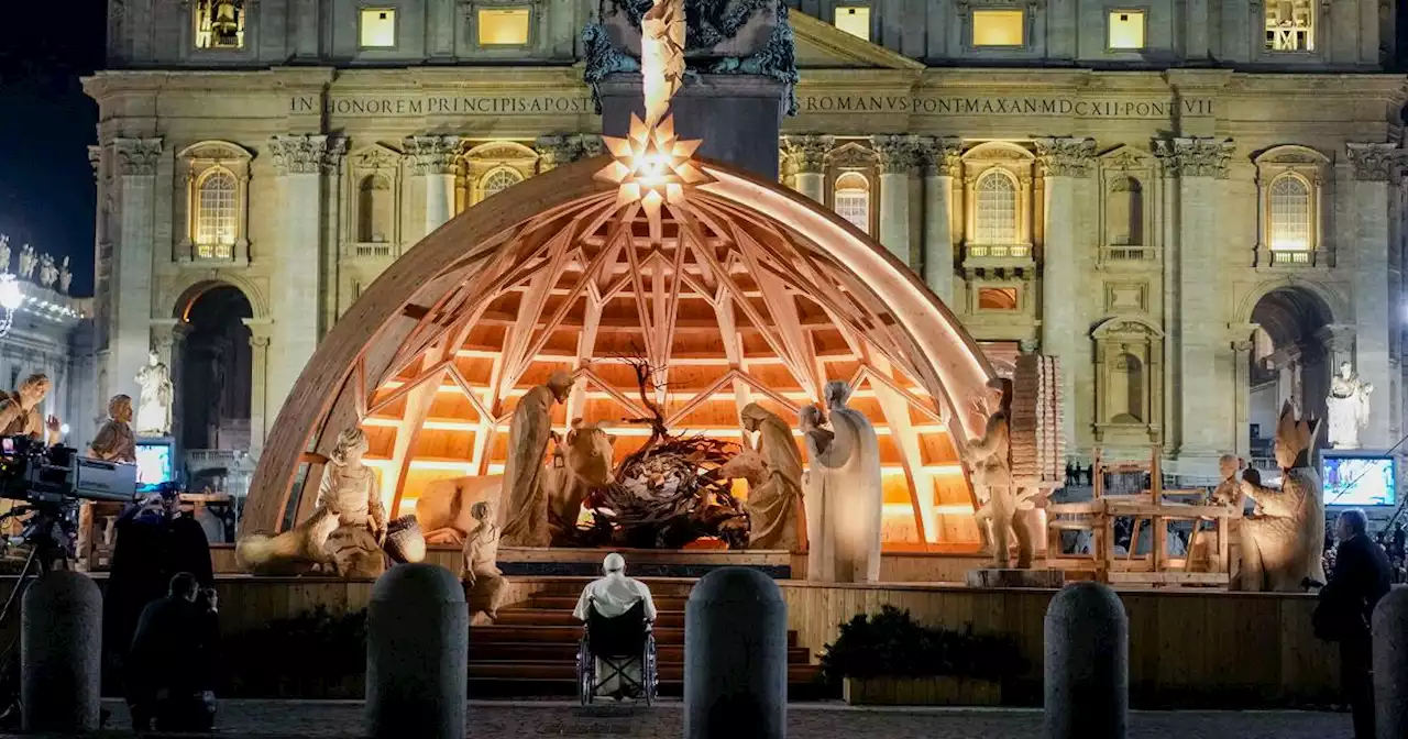 Papa Francesco: dopo il Te Deum in piazza, sulla sedia a rotelle, per visitare il Presepe