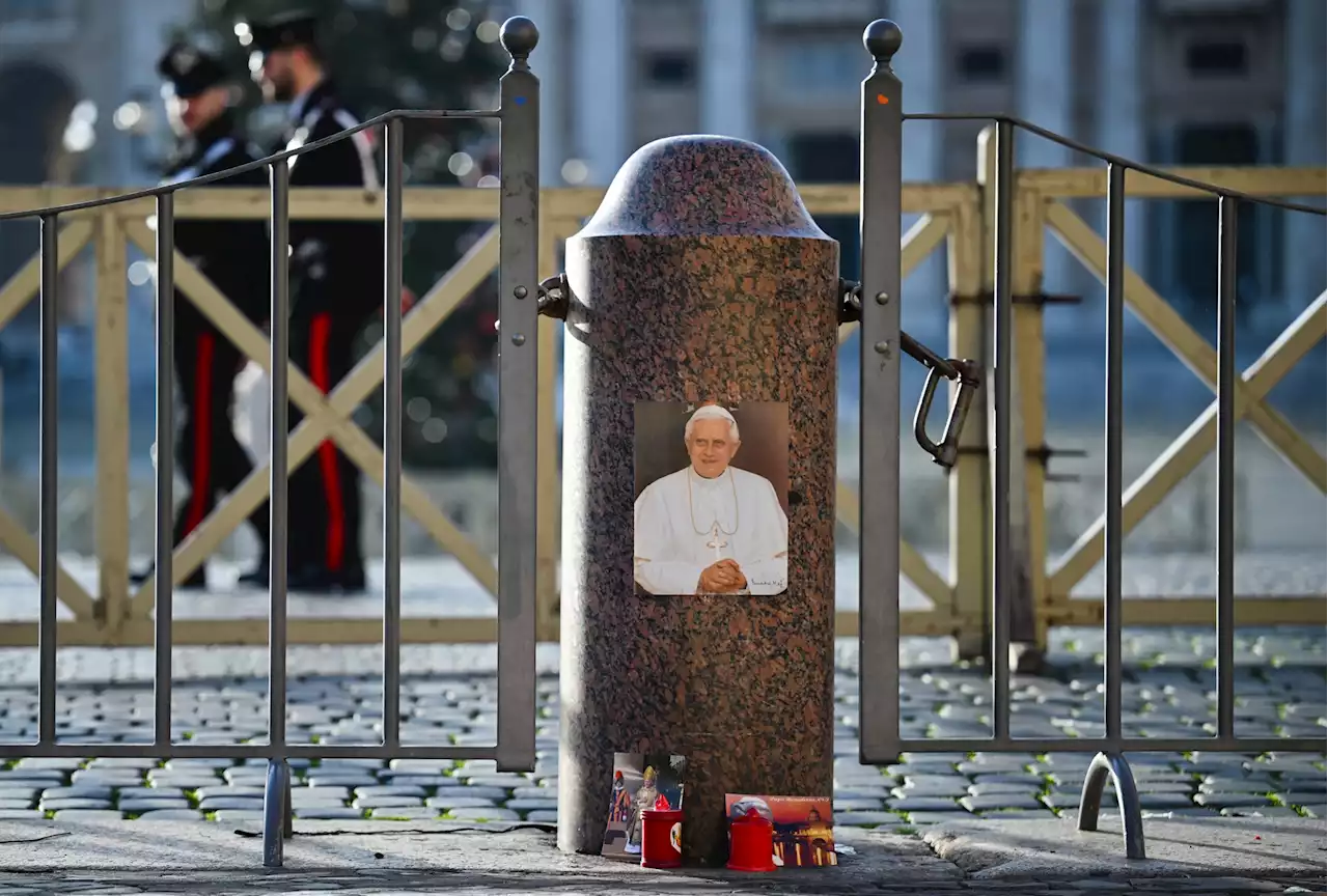 Mort de Benoît XVI : au Vatican, les fidèles expriment leur tristesse