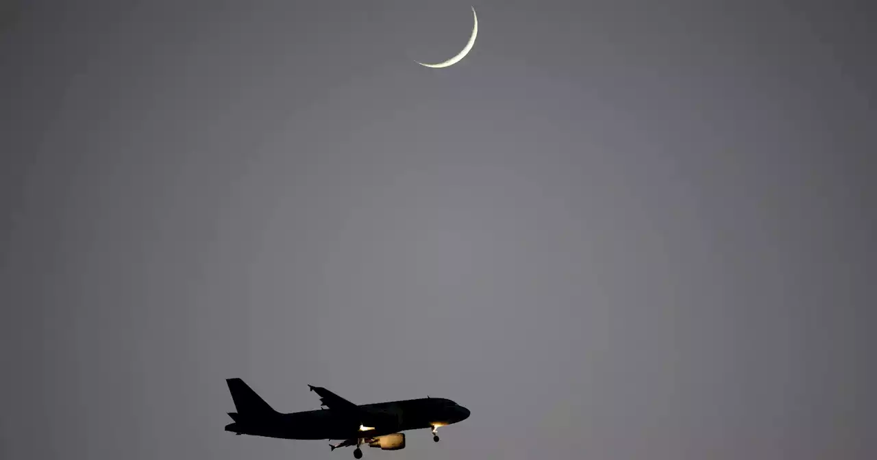 Adeus 2023, olá 2022: voltar atrás no tempo a bordo de um avião