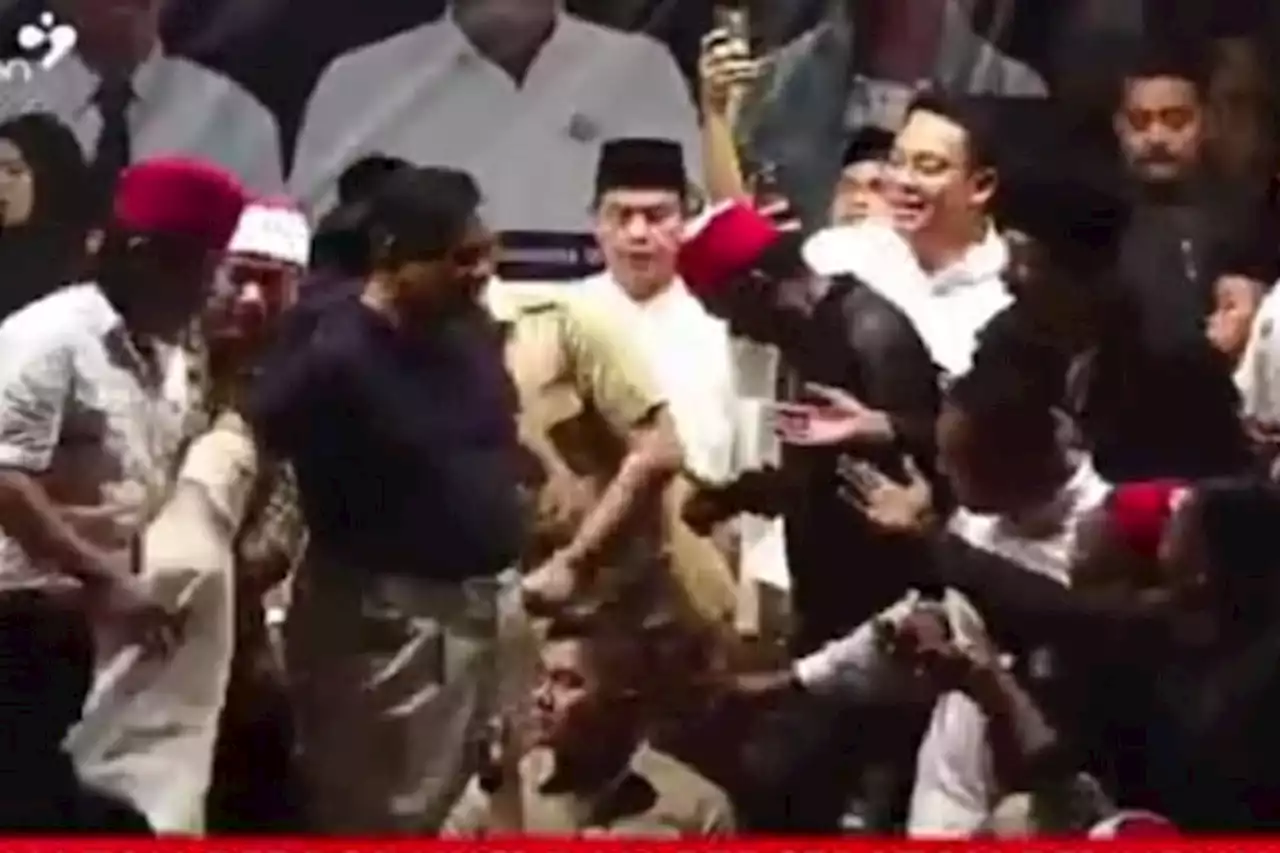 Momentum Prabowo Lepas Baju dan Berikan kepada Jemaah Cak Nun